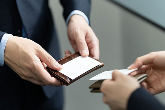 https://www.designmeishi.net/images/meishidatabase/59_how_to_use_a_business_card_holder_wisely/image02.jpg