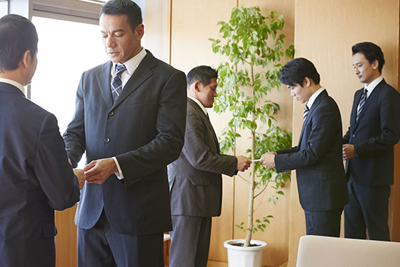 名刺交換のマナーとは?イレギュラー時の対応方法もあわせて解説!|デザイン名刺.net