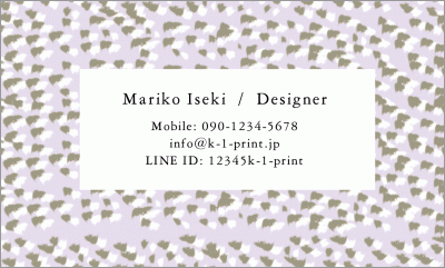 [d-0304]少し大人っぽい雰囲気のまだら模様がオシャレなテキスタイル名刺です。ファッション・アート関係のお名刺におススメです。薄い紫の地にベージュのまだら模様がオシャレなお名刺な名刺:デザイン名刺.net
